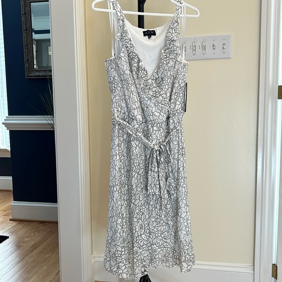 White and black lace dress - Picture 1 of 10